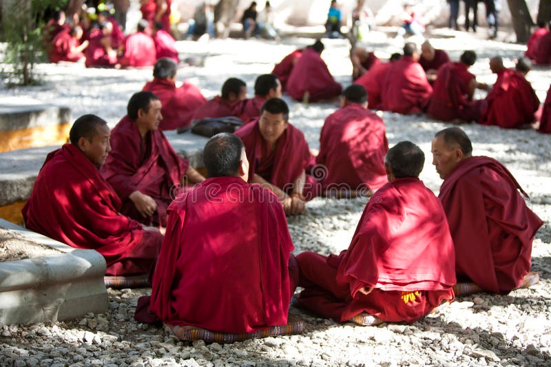 lamas-tibétains-26472393.jpg